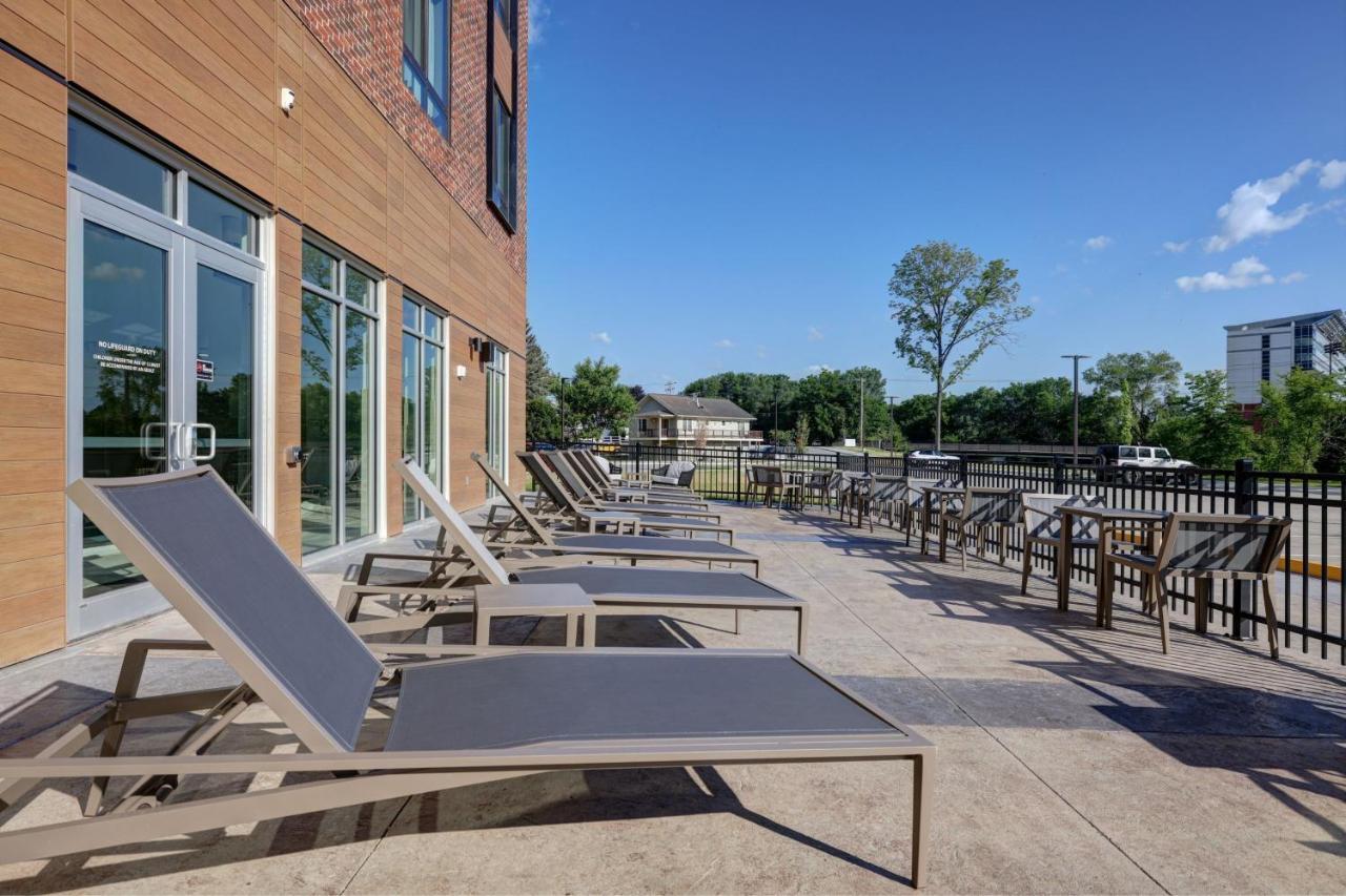 Courtyard By Marriott Iowa City University Heights Hotel Exterior photo